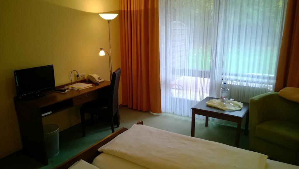 באד קוניגסהופן אים גראבפלד Landhotel Vierjahreszeiten חדר תמונה