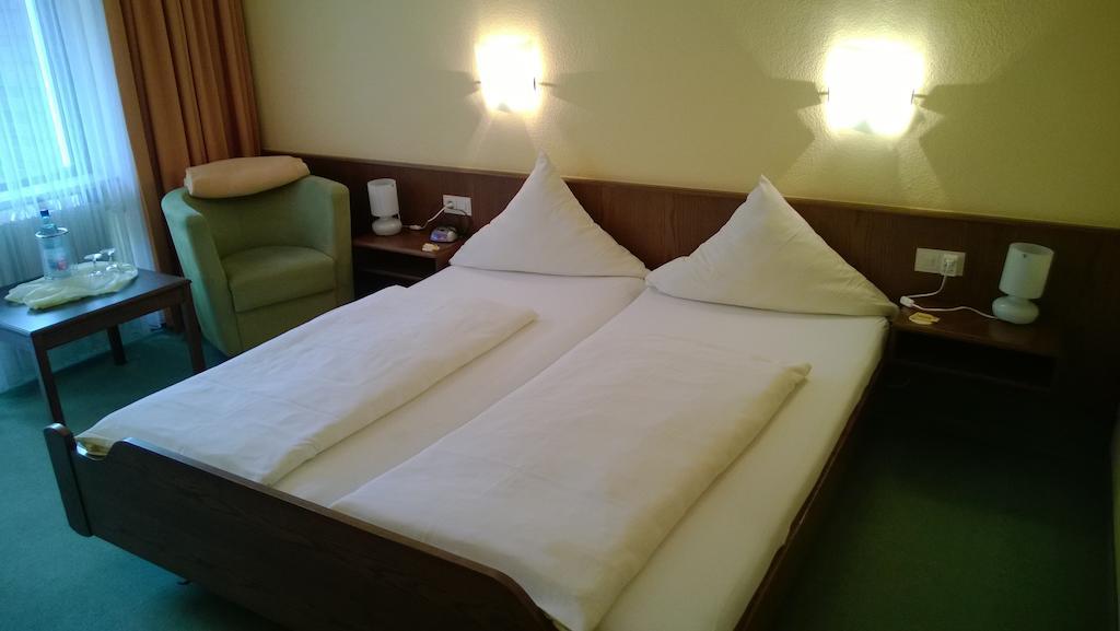 באד קוניגסהופן אים גראבפלד Landhotel Vierjahreszeiten חדר תמונה
